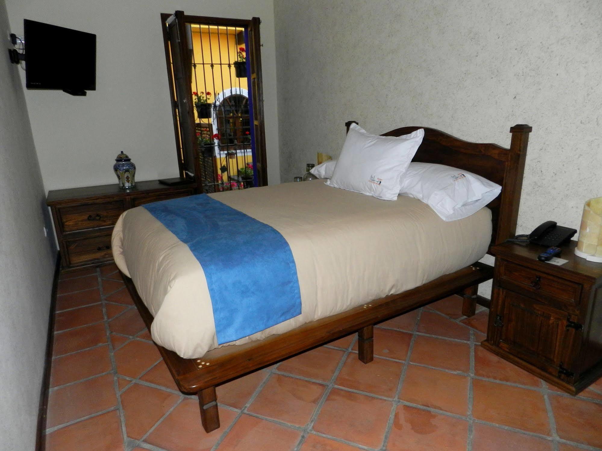 Collection O Al Otro Lado Del Rio, Puebla Hotel Kültér fotó A room at Hotel San Cristóbal