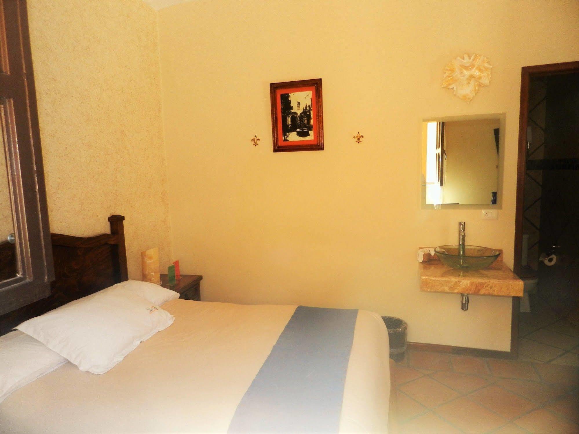 Collection O Al Otro Lado Del Rio, Puebla Hotel Kültér fotó A room at the hotel
