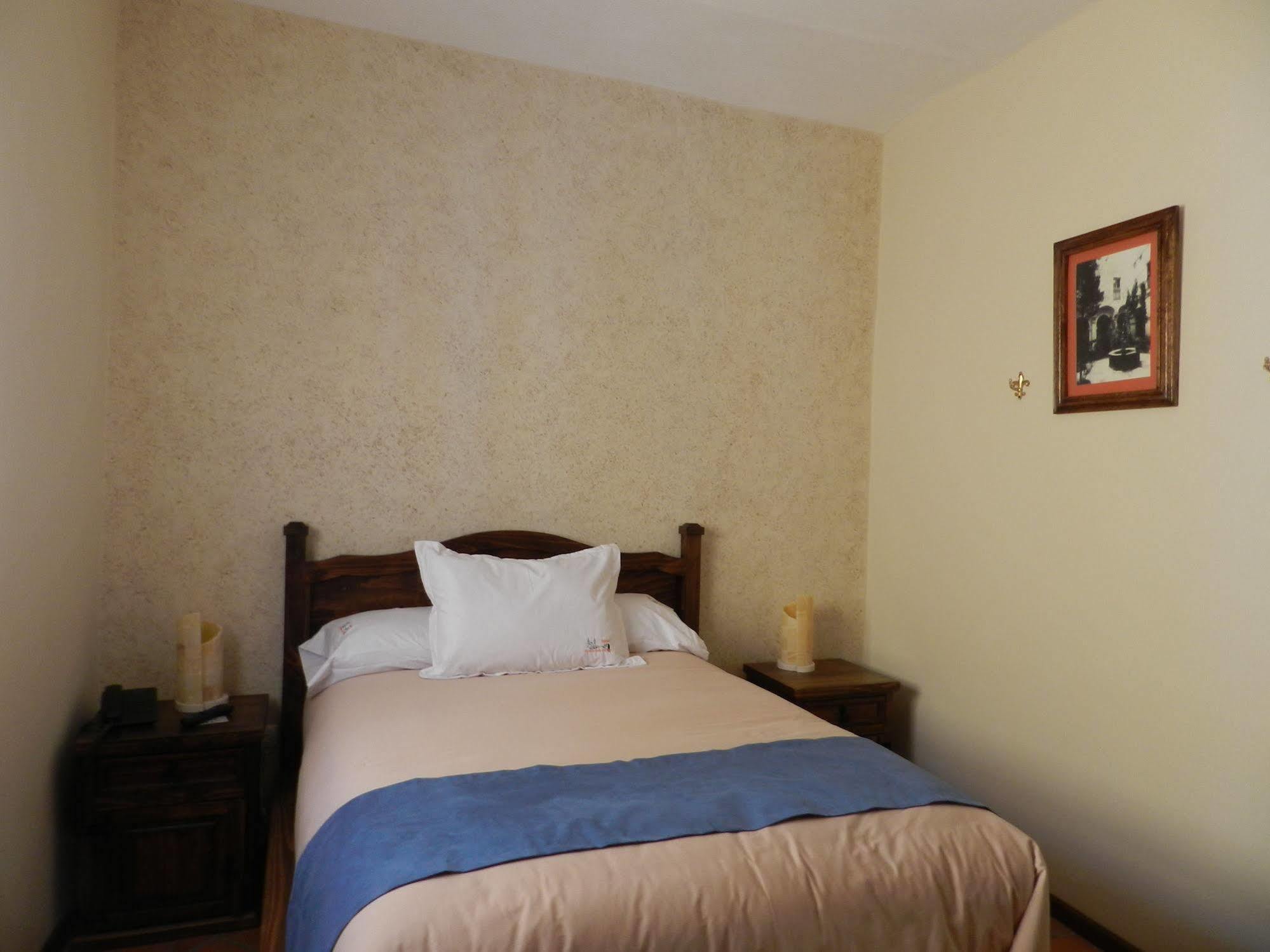 Collection O Al Otro Lado Del Rio, Puebla Hotel Kültér fotó A bedroom at the hotel